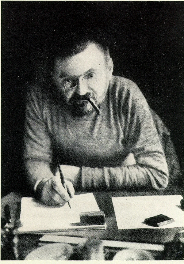 Fotografia di Charles Steinmetz mentre scrive alla scrivania